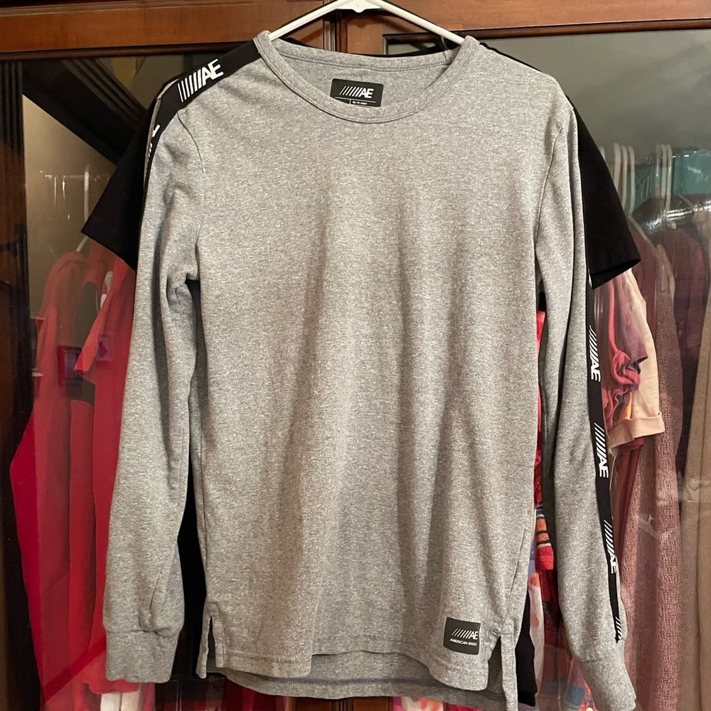 Mens American Eagle long sleeve tee.